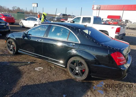 2013 Mercedes-Benz S 550 4Matic z USA, uszkodzony, nr VIN WDDNG9EB5DA493387